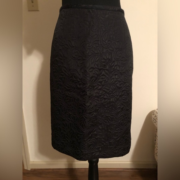 Skirt; Jaclyn Smith Classic; Embossed; Back Slit; Black; Size 16 - Picture 2 of 9